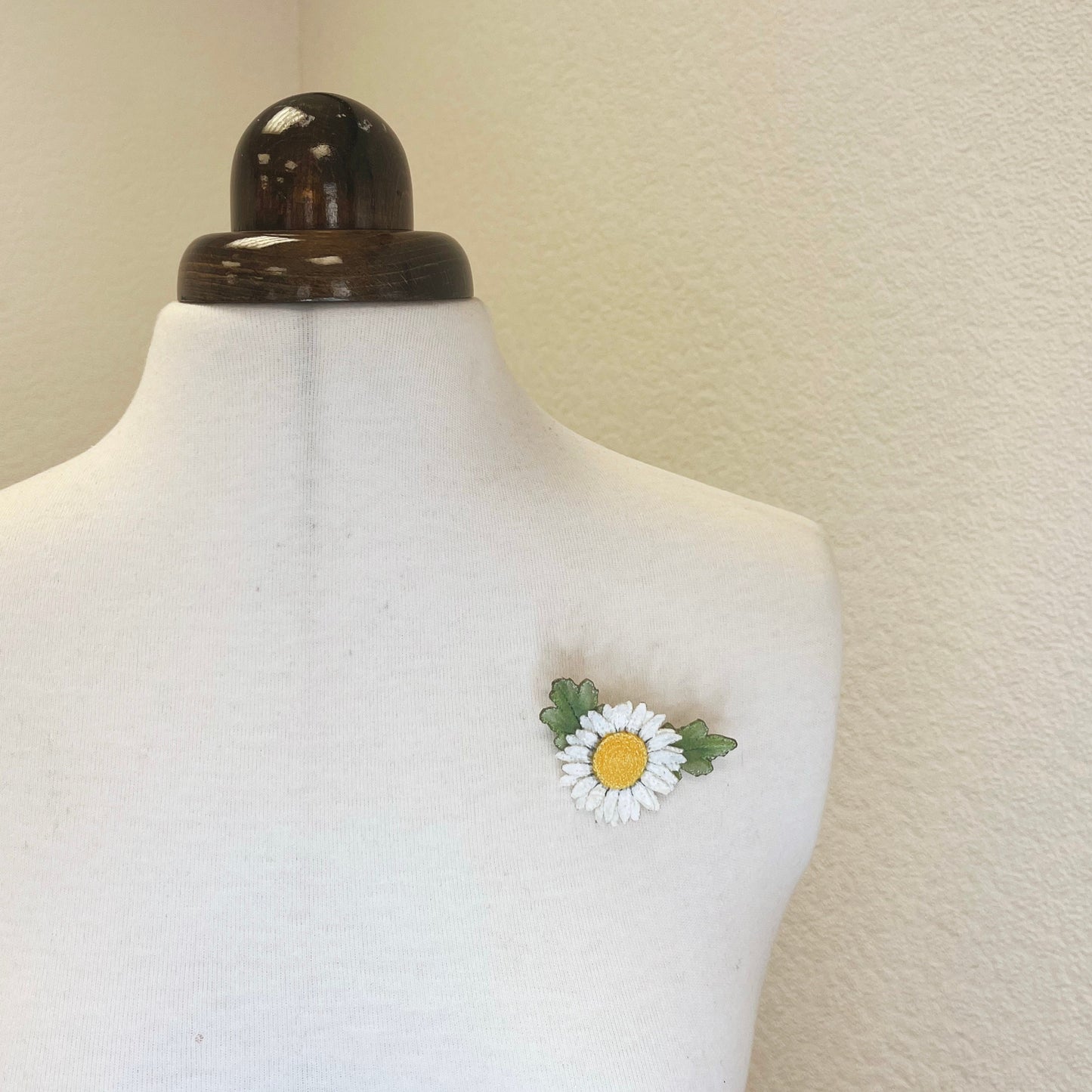 Daisy brooch