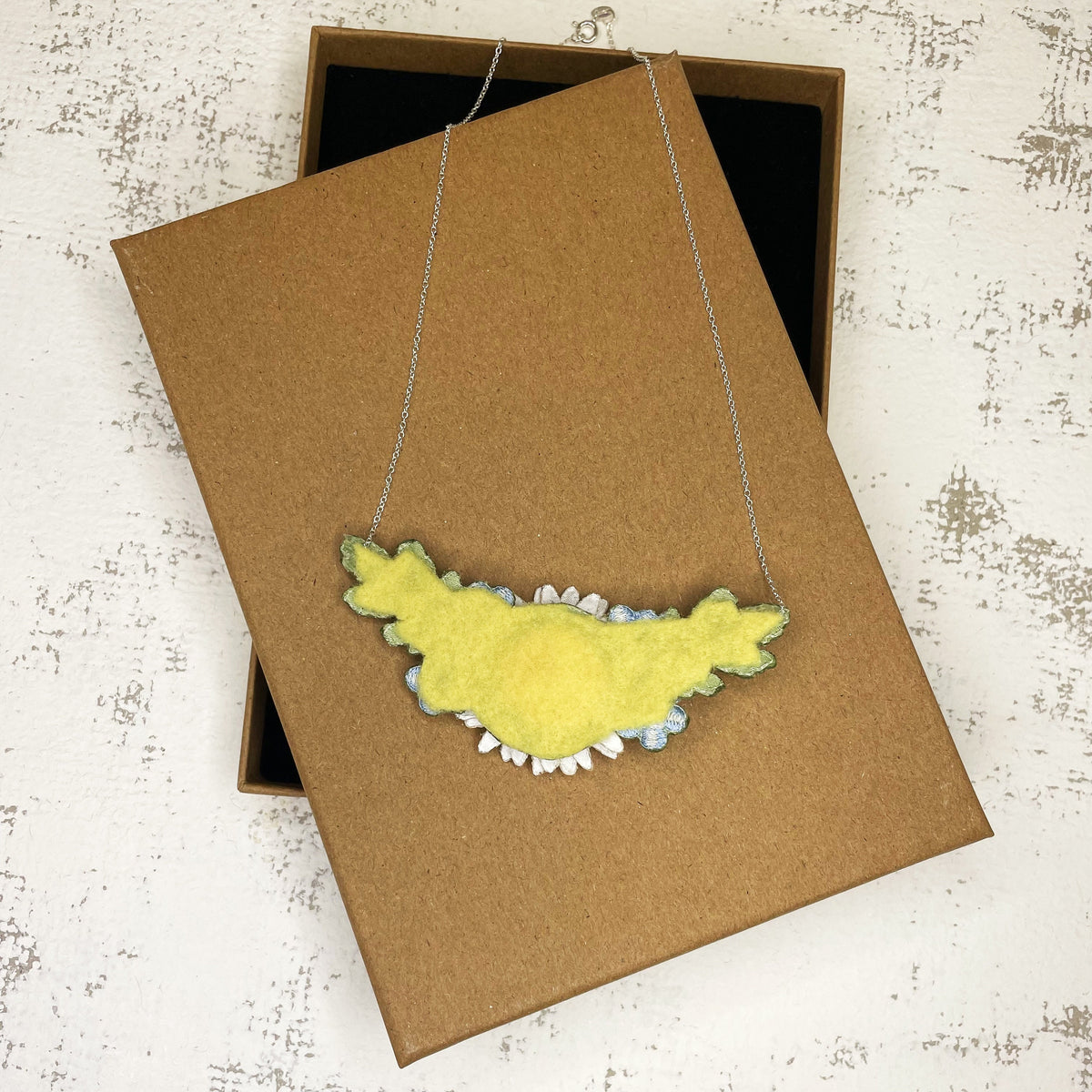 Daisy and forget-me-not necklace