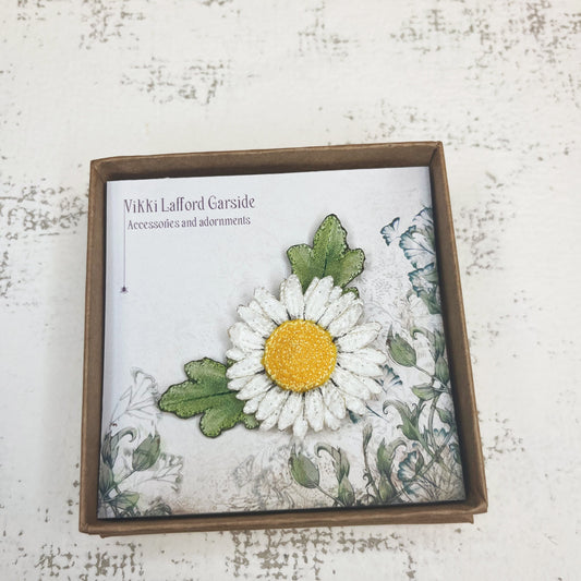 Daisy brooch